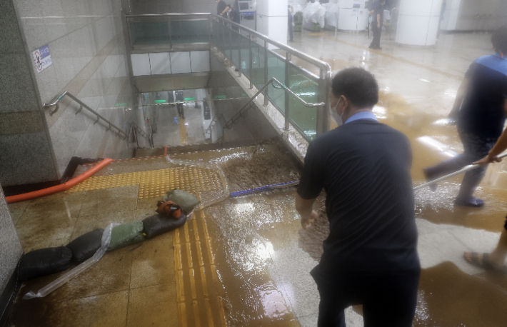 폭우에 침수된 지하철역. 연합뉴스