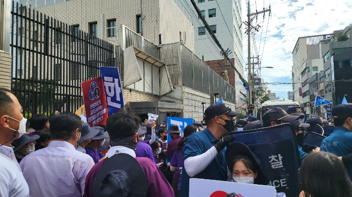 부산 동구 일본영사관 앞에서 기자회견을 열던 청년 진보단체 소속 대학생 2명이 경찰을 폭행한 혐의로 붙잡혔다. 대진연 제공