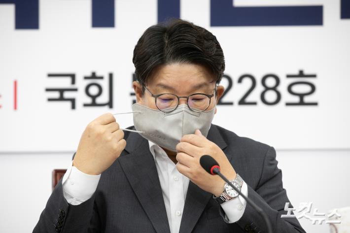 국민의힘 권성동 당대표 직무대행 겸 원내대표가  9일 오전 서울 여의도 국회에서 열린 국민의힘 제3차 전국위원회에 참석해 인사말씀을 하기위해 마스크를 벗고 있다.