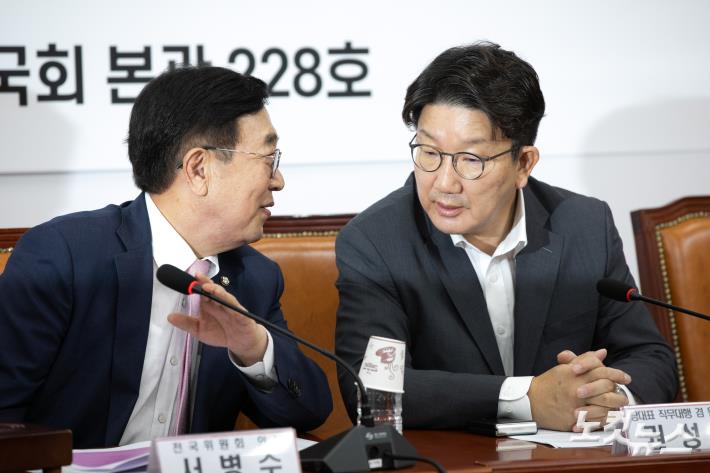 국민의힘 서병수 전국위원회 의장과 권성동 당대표 직무대행 겸 원내대표가 9일 오전 서울 여의도 국회에서 열린 국민의힘 제3차 전국위원회에 참석해 이야기를 나누고 있다.