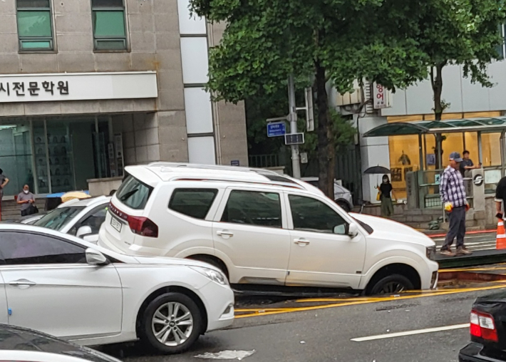 9일 오전 서울 대치역 인근 도로에서 SUV차량이 침하된 도로에 빠지는 사고가 발생했다. 독자 제공