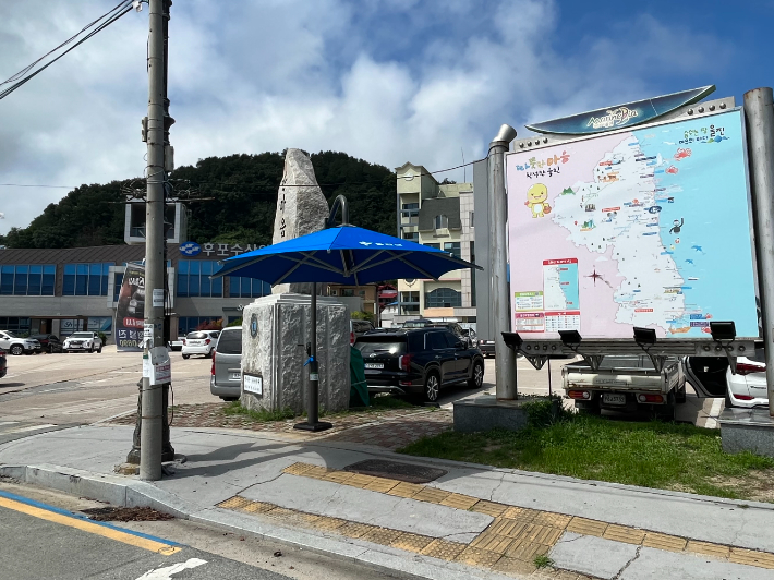 울진군이 주요 도로변에 그늘막을 설치했다. 울진군 제공