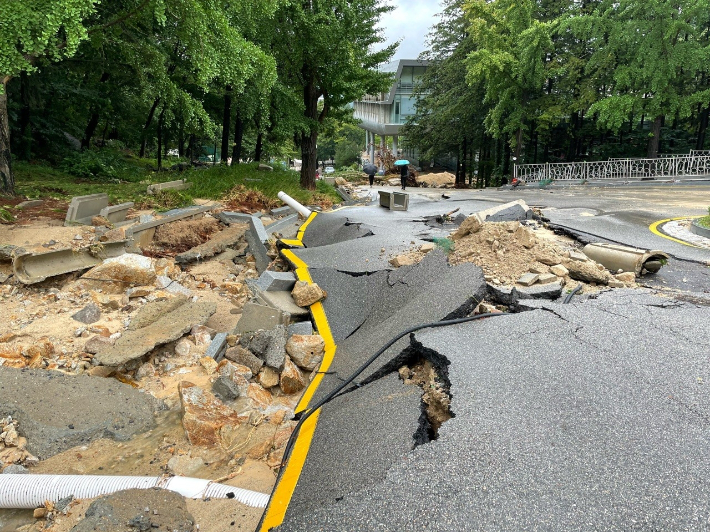 8일 폭우로 서울대 내 도로가 일부 붕괴됐다. 서울대 커뮤니티 캡처