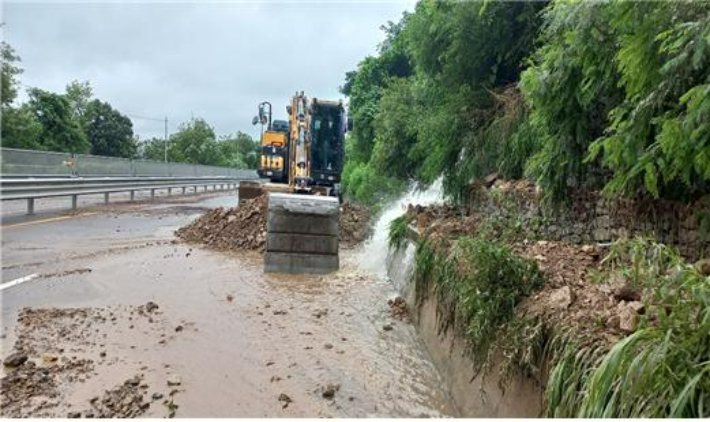 8일부터 시작된 폭우로 경기 연천군 도신리의 한 도로 일대에 토사가 유출된 모습. 경기도청 제공