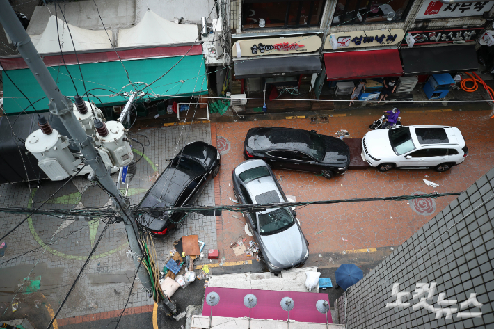 9일 오전 서울 동작구 성대전통시장에 전날 내린 폭우로 침수된 차량들이 뒤엉켜 있다. 황진환 기자