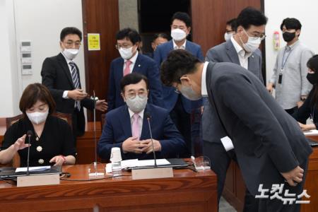 서병수 전국위원회 의장에게 인사하는 권성동 대표 직무대행 겸 원내대표