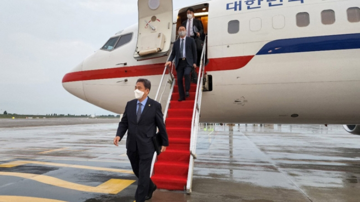 박진 외교부 장관이 8일 오후 칭다오 자오둥 공항에 도착해 비행기에서 내리고 있다. 박 장관은 9일 중국 왕이 외교부장과 한중외교장관회담을 할 예정이다. 연합뉴스