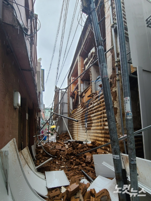 8일 내린 비로 인천 동구 송현시장 내 3층 건물 벽이 무너진 모습. 주영민 기자 