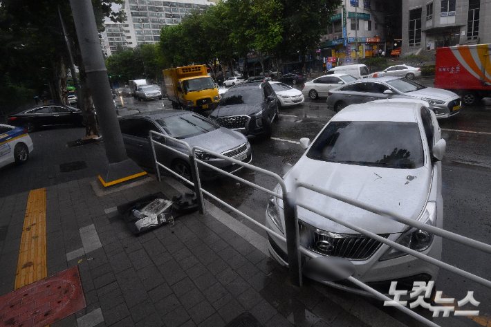 9일 서울 대치역 인근 도로에 지난밤 폭우로 침수된 차량들이 뒤엉켜 있어 정체를 빚고 있다. 박종민 기자