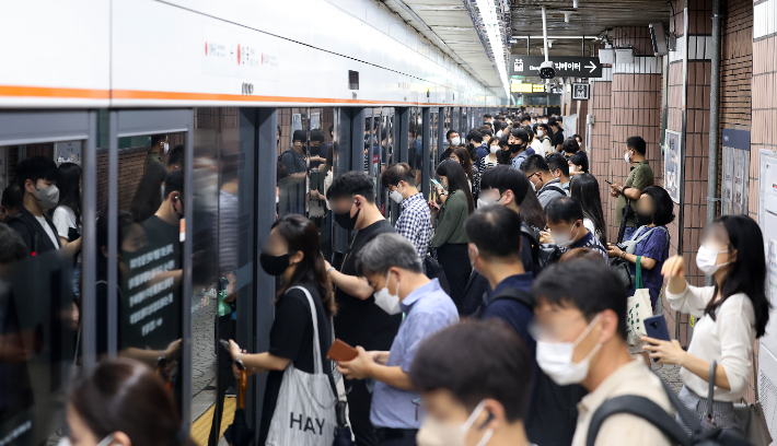 9일 오후 서울 지하철 3호선 일부 구간 운행 중단으로 퇴근길 혼잡이 빚어지면서 종로구 안국역 승강장이 시민들로 붐비고 있다. 연합뉴스