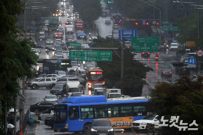 9일 서울 서초구 한 도로에 지난밤 폭우로 침수된 차량들이 뒤엉켜 정체를 빚고 있다. 박종민 기자