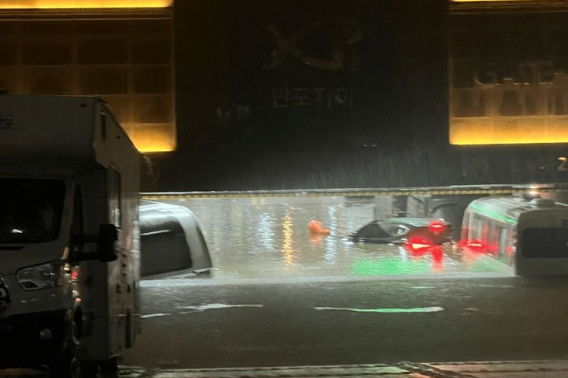 서초구 반포동 '반포 자이' 일부 게이트 안쪽에 세워진 차들이 빗물에 침수돼 있다. 온라인 커뮤니티 캡처