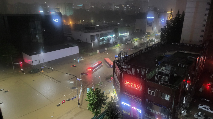 서울에 집중호우가 내린 8일 밤 서울 강남역 인근 도로가 물에 잠겨 있다. 연합뉴스