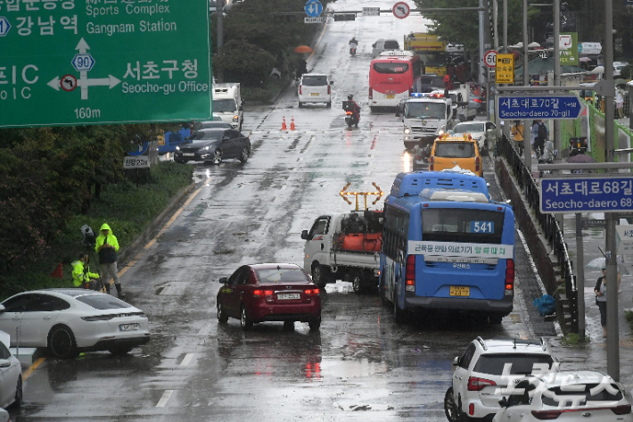9일 서울 서초구 한 도로에 지난밤 폭우로 침수된 차량들이 뒤엉켜 있다. 박종민 기자