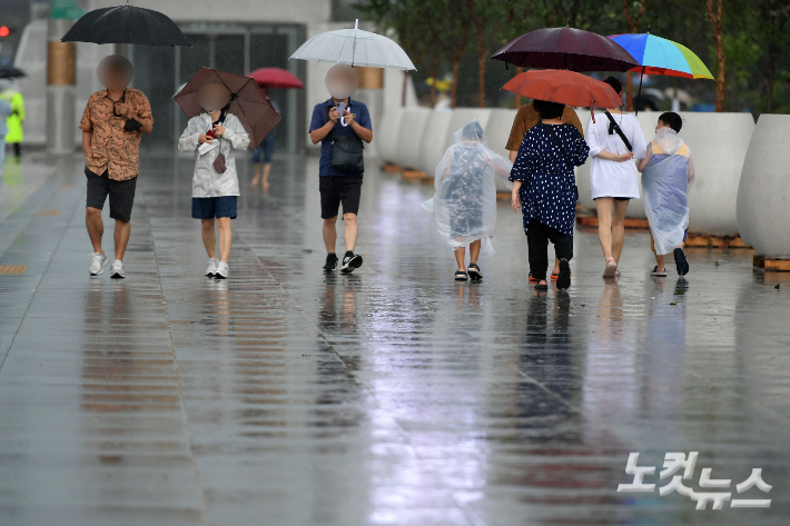 서울 등 수도권 대부분에 호우경보가 발령 중인 가운데 서울 광화문광장에서 우산을 쓴 시민들이 발걸음을 옮기고 있다. 박종민 기자