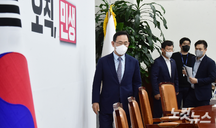 국민의힘 비상대책위원장으로 선출된 주호영 의원이 9일 서울 여의도 국회에서 기자간담회에 참석하고 있다. 윤창원 기자