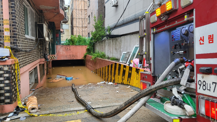 지난 8일 오후 9시 7분께 서울 관악구 부근 한 빌라 반지하에 폭우로 침수된 일가족 3명이 갇혀 신고했지만 결국 사망했다. 연합뉴스