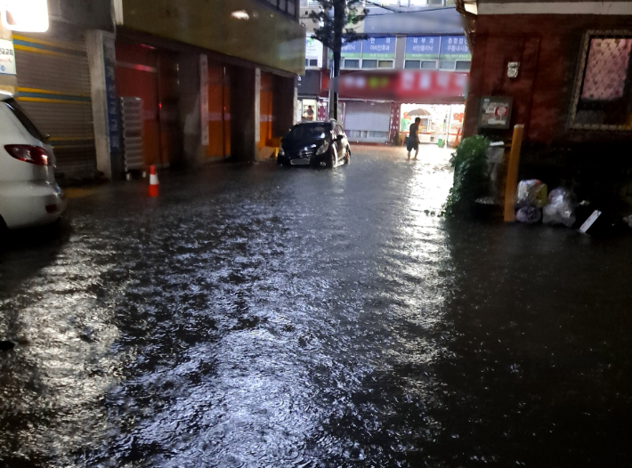 지난 8일 오후 호우경보가 발효된 인천시 부평구 도로 일대가 폭우로 물에 잠겨 있다. 연합뉴스