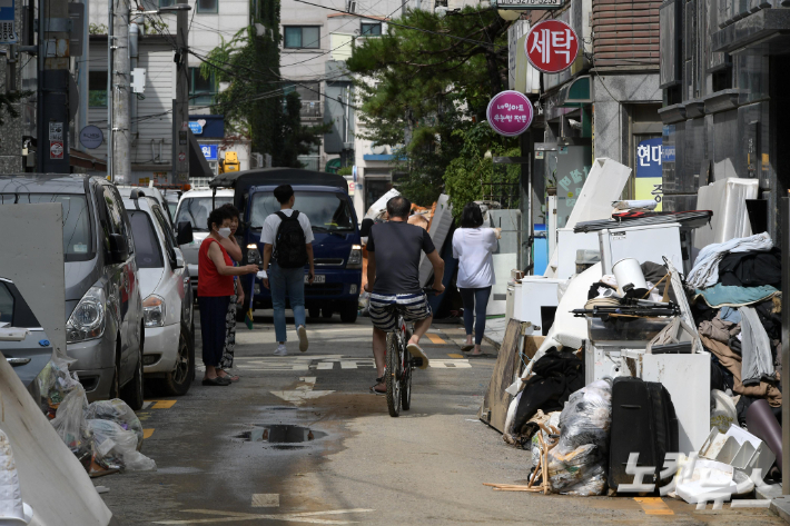 10일 침수 피해를 입은 서울 관악구 신사동 주택가에 침수된 물에 젖은 집기류가 놓여 있다. 박종민 기자