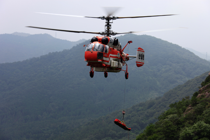 산림 헬기 호이스트(인양 장치) 사용 모습. 산림청 제공