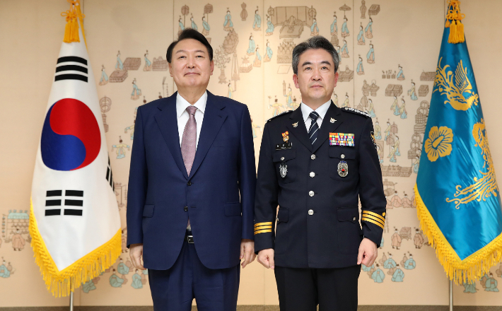 윤석열 대통령이 10일 오후 서울 용산 대통령실 청사에서 윤희근 경찰청장에게 임명장을 수여한 뒤 기념촬영을 하고 있다. 연합뉴스