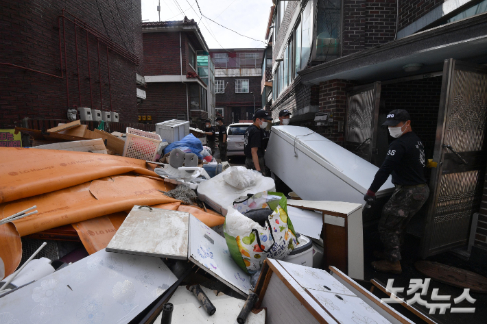 10일 침수 피해를 입은 서울 관악구 신사동 주택가에서 수방사 35특임대대 장병들이 수해복구 작업을 하고 있다. 박종민 기자