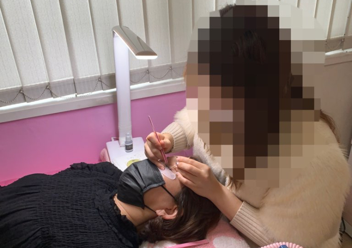 불법 속눈썹 연장 시술 현장. 서울시 제공