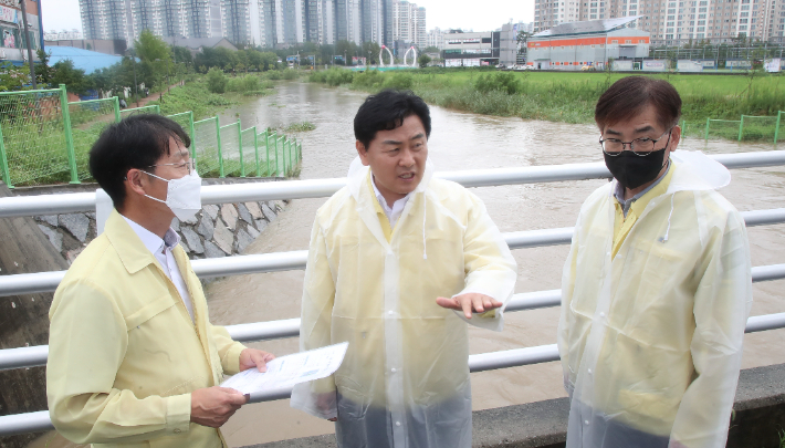 김관영 전북지사(가운데)가 11일 군산 호우 피해 지역을 찾아 복구 계획 등을 주문하고 있다. 전북도 제공