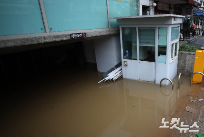 폭우로 한 건물의 지하주차장에 물이 가득 차 있다. 기사 내용과 관련없는 사진. 황진환 기자