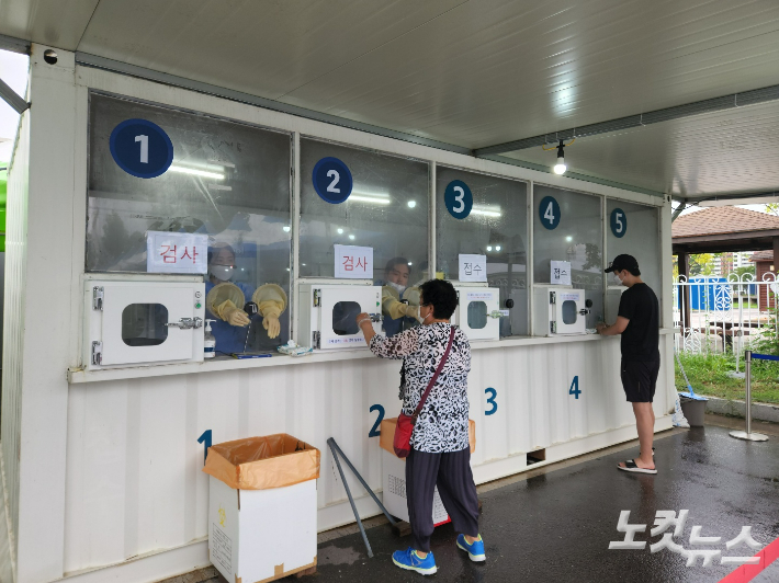 한 시민이 11일 광주 서구 임시선별검사소를 찾아 PCR 검사를 받고 있다. 김한영 기자 
