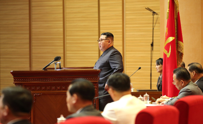 김정은 북한 국무위원장이 전국비상방역총화회의를 주재하고 신종 코로나바이러스 감염증(코로나19) 위기가 완전히 해소됐다고 선언하는 모습. 연합뉴스