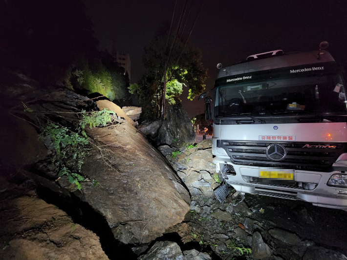 12일 오전 전북 군산시 해망동 주택가 도로에서 낙석사고가 발생해 차량이 파손됐다. 군산소방서 제공