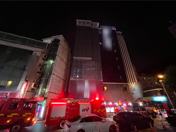 11일 부산 사하구 한 모텔에서 불이 나 투숙객 26명이 대피하는 소동이 빚어졌다. 부산소방재난본부 제공