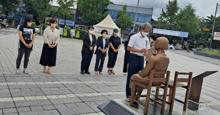 전북 전주시는 제5회 일본군 위안부 피해자 기림의 날을 앞둔 12일 풍남문 광장에 조성된 평화의 소녀상에서 헌화행사를 진행했다. 전주시 제공