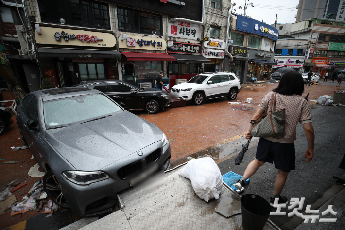 폭우로 침수된 차량들이 뒤엉켜 있다. 황진환 기자