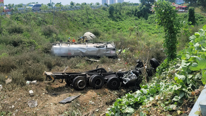 부산의 한 도로에서 24t급 탱크로리가 도로 밖으로 떨어져 운전자가 숨졌다. 부산경찰청 제공