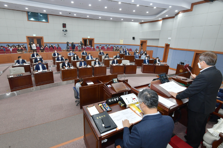 강릉시의회는 12일 제302회 임시회 2차 본회의를 열고 강릉시가 제출한 2022년도 제2회 추경예산안을 수정가결하며 12일간의 임시회 일정을 모두 마쳤다. 강릉시의회 제공