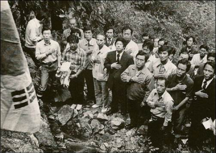지난 1975년 8월 고 장준하 선생 사망 후 추모객들의 모습. 장준하기념사업회 제공