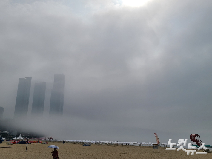 13일 부산 해운대 해수욕장은 이른 새벽부터 짙은 해무가 끼면서 오전 10시 30분 현재까지 입욕이 통제되고 있다. 김혜경 기자 