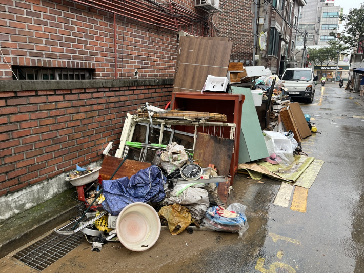 침수 피해를 입은 집에서 나온 집기류가 쌓여있는 신림동 골목. 연합뉴스