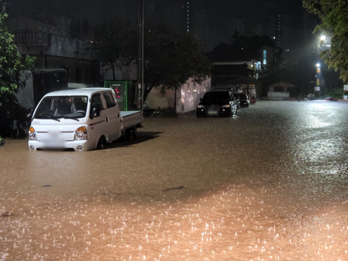 충남 부여에 시간당 110㎜가 넘는 폭우가 내리는 등 밤사이 충남지역에 많은 비가 내리면서 피해가 잇따라 발생했다. 충남 부여소방서 제공