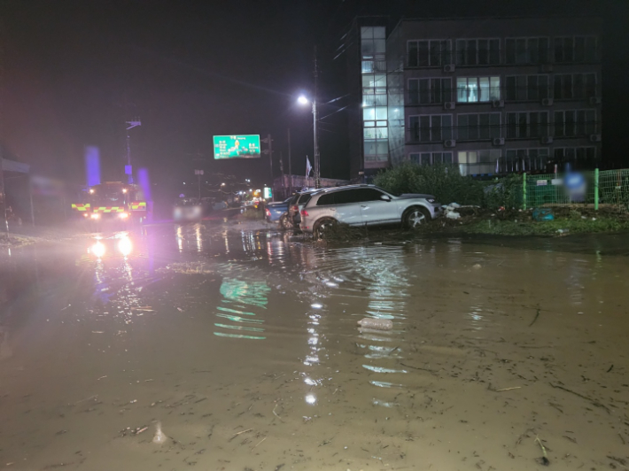 충남 부여에 시간당 110㎜가 넘는 폭우가 내리는 등 밤사이 충남지역에 많은 비가 내리면서 피해가 잇따라 발생했다. 충남 부여소방서 제공