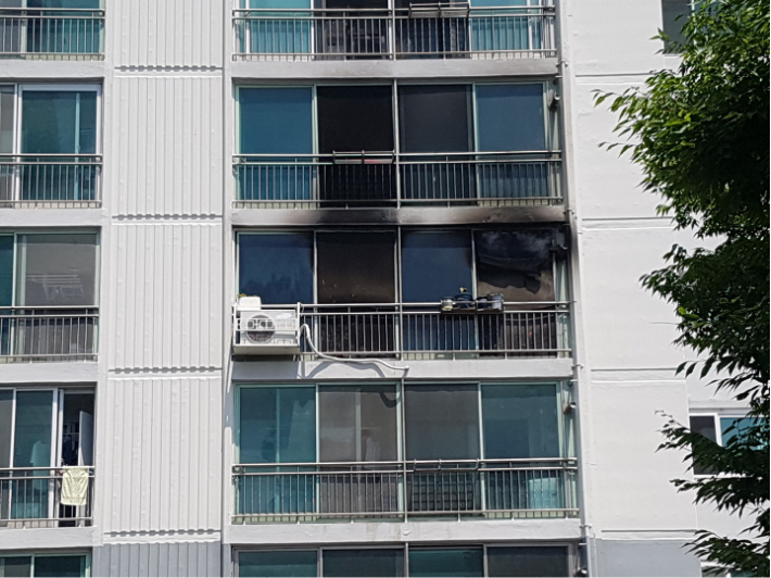 14일 오전 부산 서구의 한 아파트에서 불이 나 4명이 연기를 마시고 수천만원대 재산피해가 났다. 부산소방재난본부 제공