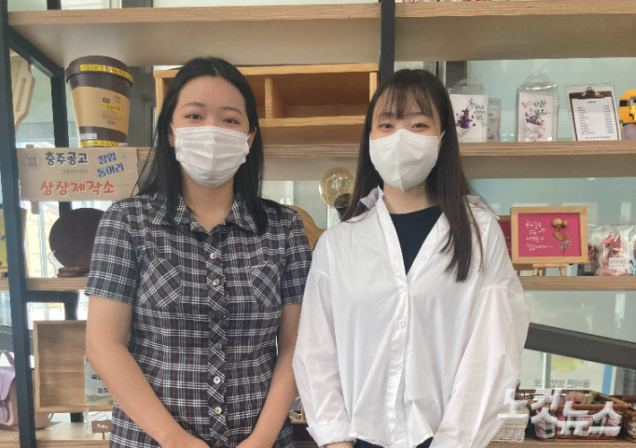 왼쪽부터 노서현 리포터, 김미경 학생.
