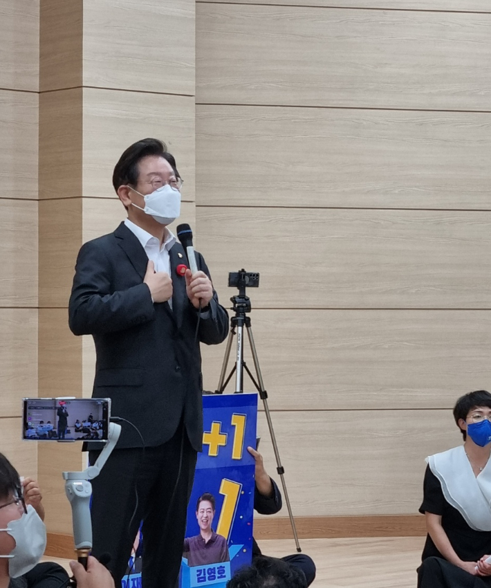 이재명 더불어민주당 당 대표 후보가 15일 순천대학교에서 열린 토크콘서트에 참석해 발언하고 있다. 박사라 기자 