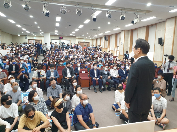 이재명 더불어민주당 당 대표 후보가 15일 순천대학교에서 열린 토크콘서트에 참석해 발언하고 있다. 민주당 제공 