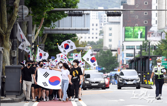 제77주년 광복절인 15일 오전 서울 종로구 일대에서 시민들이 태극기를 흔들며 보신각을 향해 행진하고 있다. 황진환 기자