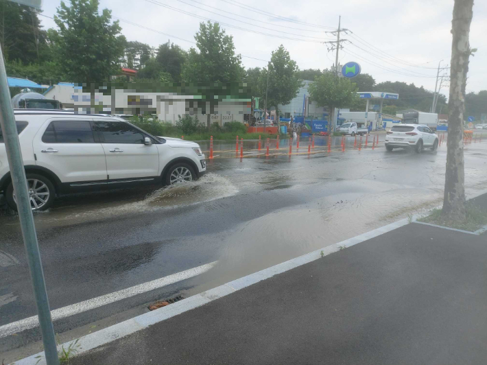 15일 오후 2시 5분쯤 강릉시 청량동의 한 도로에서 상수도 배관이 파열되는 사고가 발생했다. 강릉소방서 제공