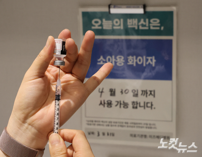서울 강서구 미즈메디병원 소아청소년과에서 의료진이 백신을 준비하고 있다. 사진공동취재단