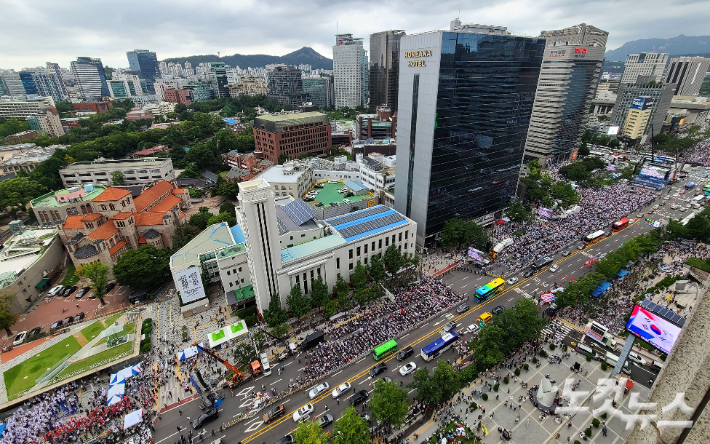 15일 오후 서울 광화문역사거리 일대에서 '8.15 자유통일 일천만 국민대회'가 열리고 있다. 황진환 기자